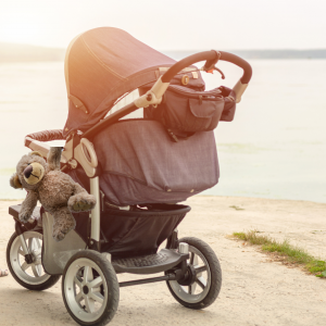 poussette avec comme ombrelle une protection solaire pour poussette