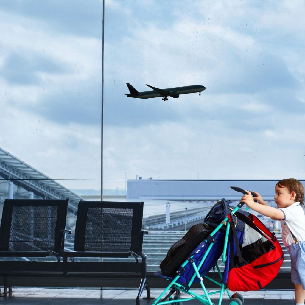 une poussette canne compacte dans un aéroport pousser par un petit garçon