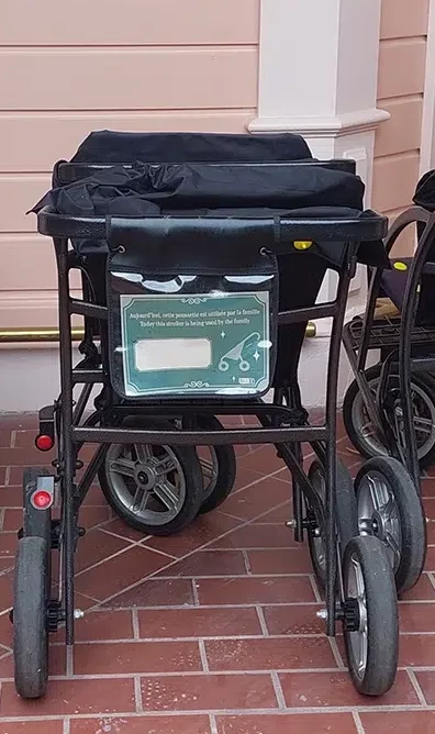 poussette noir a disneyland